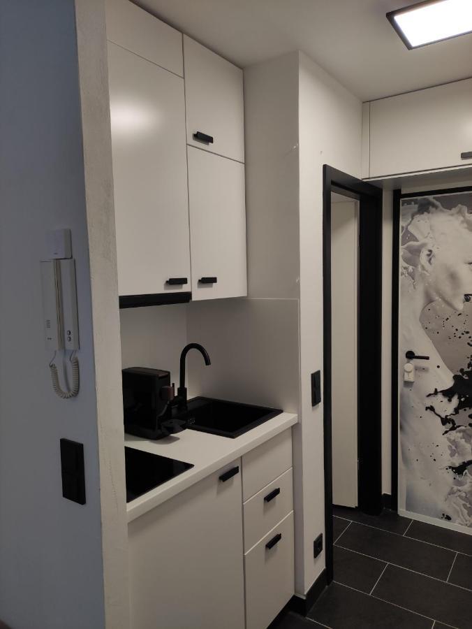Apartment Black & White *